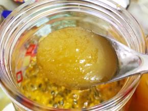 加入蜂蜜搅拌均匀后放入冰箱冷藏保存，百香果果蜜就很简单的完成啦
留两个百香果果肉我们做果脯用