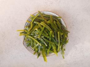 鲜海带清洗后切小段。