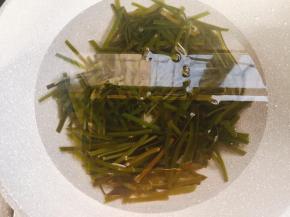 放入海带煮软。
