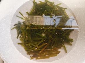放入海带煮软。