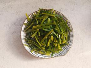 把海带丝倒入盘中。