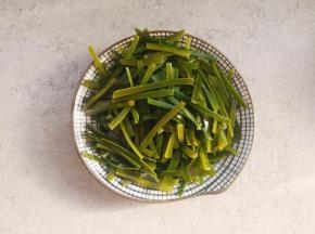 把海带丝倒入盘中。