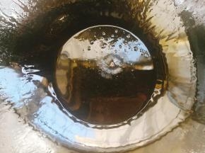 锅中倒入适量油烧热。