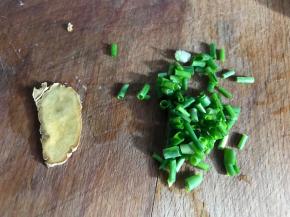 备好葱花和姜片