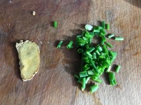 备好葱花和姜片