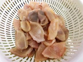 全部挖出来挤干净水份后，一切为二