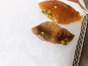 摆在铺有油纸的烤架上