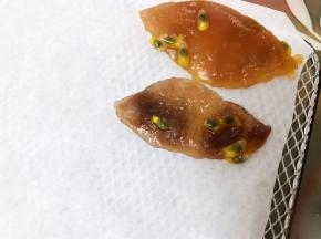 摆在铺有油纸的烤架上