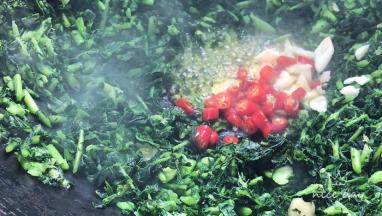 放入菜籽油、蒜末和小米辣爆香