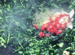 放入菜籽油、蒜末和小米辣爆香