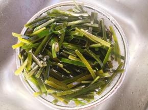 海带丝煮软捞起控干水分。
