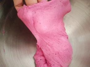 揉至可以拉出粗膜，加入提前软化好的黄油，揉至黄油吸收，放盐，转高速继续揉面。