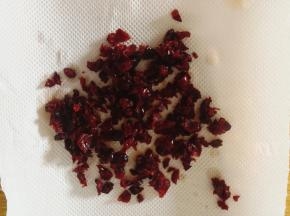 蔓越莓干浸泡后用厨房纸吸干水分，稍微切碎。