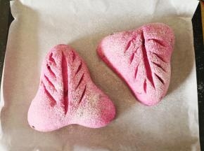 用锋利的刀片割出自己喜欢的花纹。