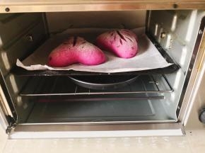 烤箱200度预热好，预热时底部放盘热水，烘烤时间为23分钟，烘烤到第五分钟撤出热水，再把面团盖上锡纸，直至烘烤结束。