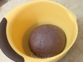 面团团圆之后放入大碗中，盖上保鲜膜，放到温暖的地方，室温（约28℃）发酵。