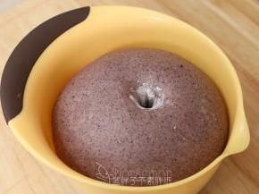 大概60分钟后，面团发酵到两倍大，手指沾面粉戳一个洞，不回缩、不塌陷即表示发酵完成。