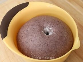 大概60分钟后，面团发酵到两倍大，手指沾面粉戳一个洞，不回缩、不塌陷即表示发酵完成。