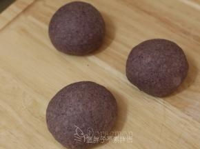 发酵好的面团按压排气，平均分成3个面团，将它们都滚圆之后盖上保鲜膜松弛15分钟。