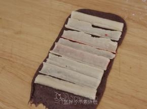 2条蟹柳拆开，平铺在面团上。
