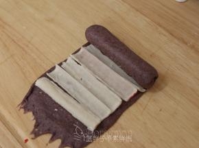 由上往下将面团卷起来。