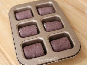 .切好的面团一一摆入模具中。