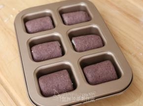 .切好的面团一一摆入模具中。