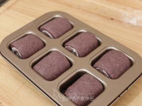 面团上喷下水，放在烤箱中，37℃发酵到两倍大，大概需要30分钟。