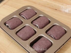 面团上喷下水，放在烤箱中，37℃发酵到两倍大，大概需要30分钟。