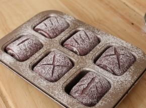 发酵好的面团撒粉，用刀片割出喜欢的花纹。