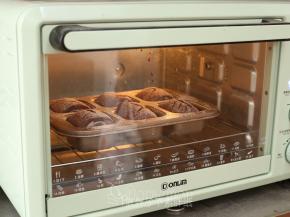 连同模具送入预热好的烤箱，中层，上下火180℃，烘烤20分钟。