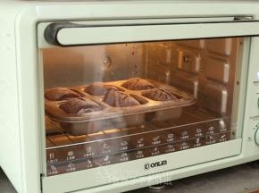 连同模具送入预热好的烤箱，中层，上下火180℃，烘烤20分钟。