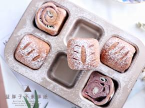 .烤好的面团立即脱模，放在烤网上晾凉。