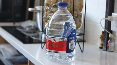 5.	倒入高度数的白酒，酒的选择上我更倾向于43-52°的白酒。红星的二锅头要比牛栏山的香（家里老爷子好喝酒，他用60多度泡的杨梅酒我尝过觉得酒的味道太浓了，我不喜欢）