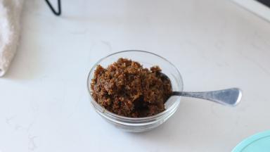 7.	去年喝的时候我有加一点糖桂花，味道会更清香。今年直接连同糖桂花一起泡了~倒进酒罐，稍微搅拌分散开