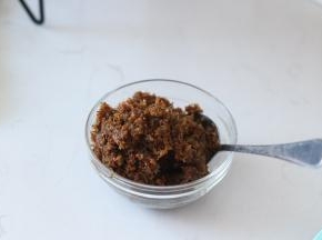 7.	去年喝的时候我有加一点糖桂花，味道会更清香。今年直接连同糖桂花一起泡了~倒进酒罐，稍微搅拌分散开