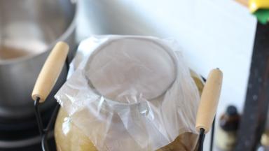 8.	瓶口封上保鲜袋，然后再拧紧瓶盖