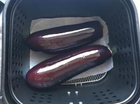 茄子洗净擦干表面的水，刷上一层油，放入纽维福空气炸锅。