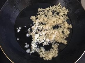 蒜切末，锅里放油爆香蒜蓉。