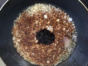 蒜蓉中加入生抽，蚝油，白糖，炒几秒钟倒碗中备用。
