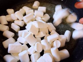 黄油融化后放棉花糖搅拌均匀