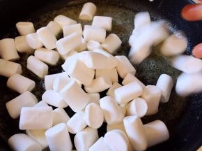 黄油融化后放棉花糖搅拌均匀