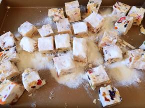 表面撒奶粉即可