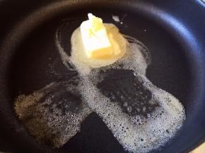 不粘锅用小火加热，放入软化的黄油