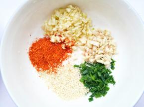 准备好所有食材。碗中装入葱末，蒜末，辣椒粉，花生碎，白芝麻。