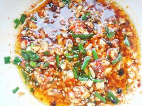 淋一大勺热油。