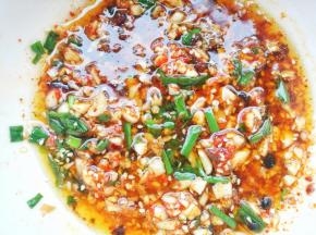 淋一大勺热油。