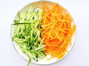 胡萝卜黄瓜切丝。