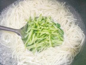 水烧开，下入面条，中途黄瓜丝烫15秒。