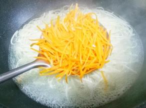 胡萝卜丝烫一下。